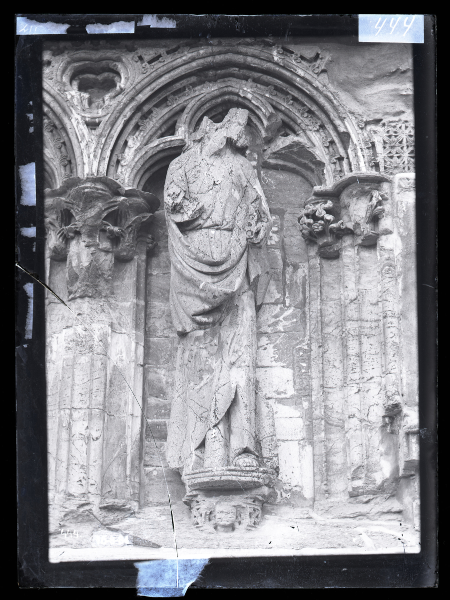 Arkadebue fra vestfronten av Nidarosdomen. Gotisk skulptur som trolig er apostelen Matteus.