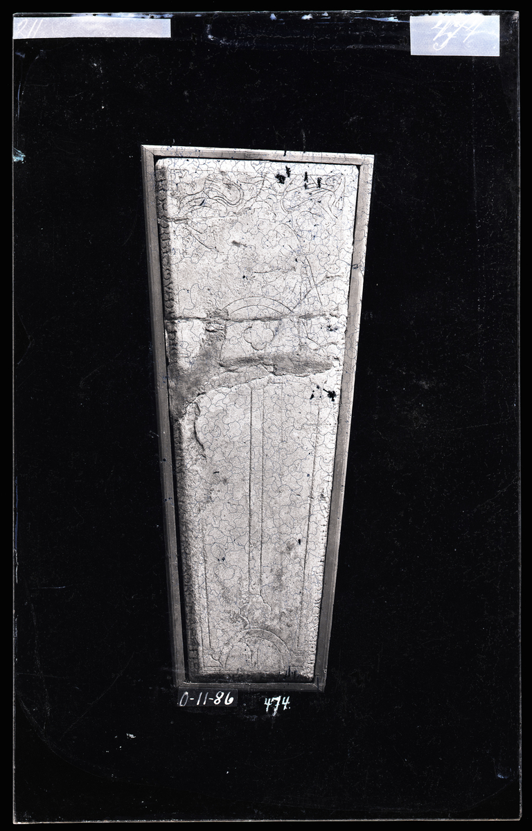 Middelaldersk (1200-tallet) gravstein fra Nidarosdomen. Øverst på steinen en engel, resten av steinen er preget av et kors og tekst rundt kanten. 

Tekst på latin: 
+ PULSAT IN HAC EDE:
FLOS ORBIS, TU MICHI CEDE :
MATRONA SATIS GENEROSA :
SIGRID ERAT DICTA :
SIT FELIX Z BENEDICTA :
SACTIS IUNGAT :
ETERNA PACE FRVATVR :

"(Døden) banker på dette bosted :
Du blomst på jord, gi etter for meg.
ei kvinne ven
ei frue edelbåren
WSigrid var hennes navn
Må hun være sæl og velsignet
samla med de hellige
og nyte ævelig fred"