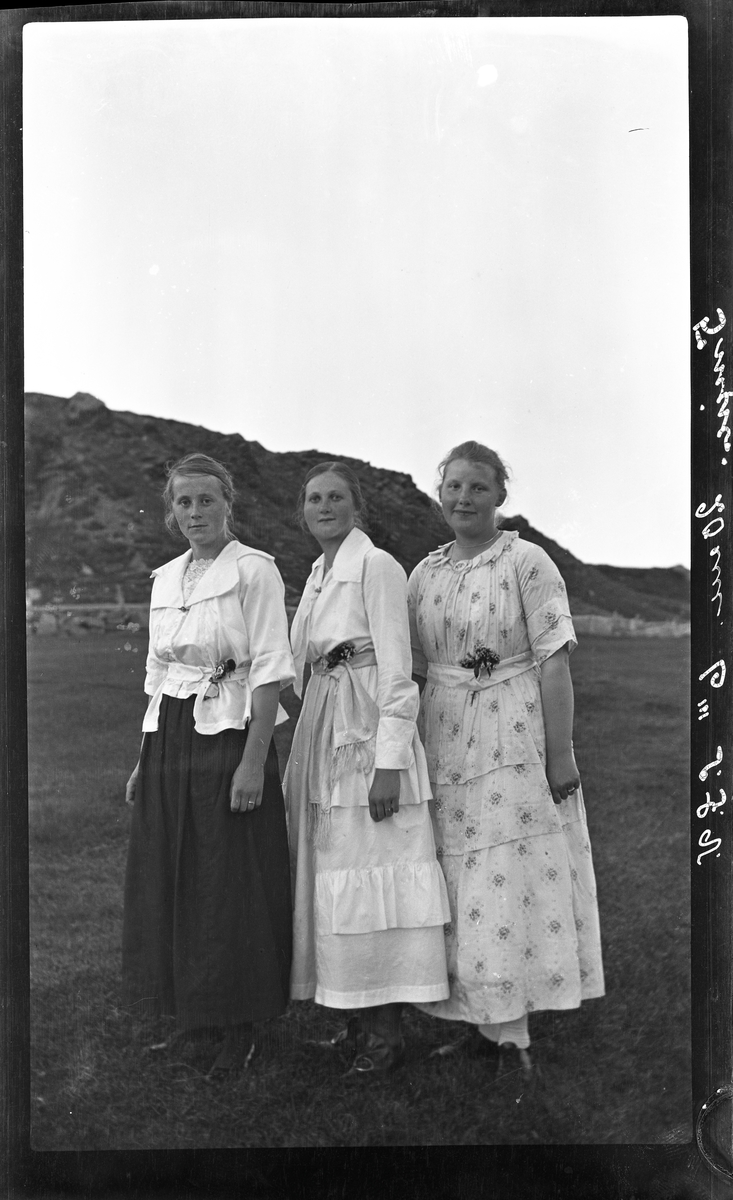 Portrett av tre kvinner, tatt utendørs.