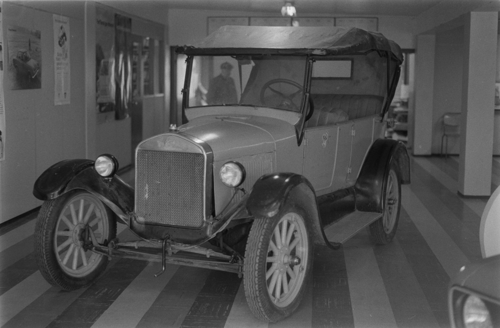 Lind & Greva i Mosjøen, Mars 1975. Markering i forbindelse med 20 år som Ford forhandler.
Otto Linds stolthet: T-ford fra 1924.