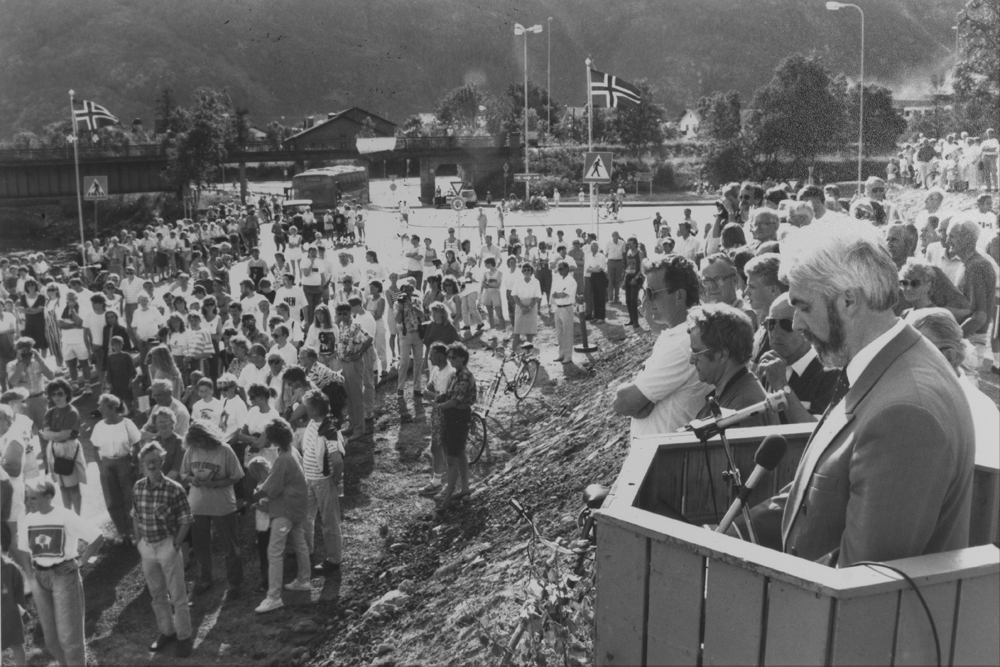 Åpning av ny vei, E6 i Mosjøen. Tale av Ordfører Roy Skogsholm som strålte om kapp med sola under vegåpninga 12. juli 1991
