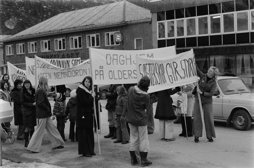 Kvinnedagen 8.Mars 1975. På torget, demonstrasjon. Samvirkelaget i bakgrunnen.