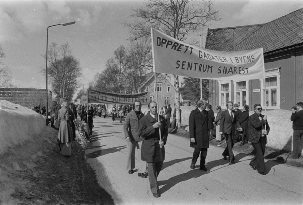 1 Maitog i Kirkegata. Paroler Opprett gågater i byens sentrum snarest