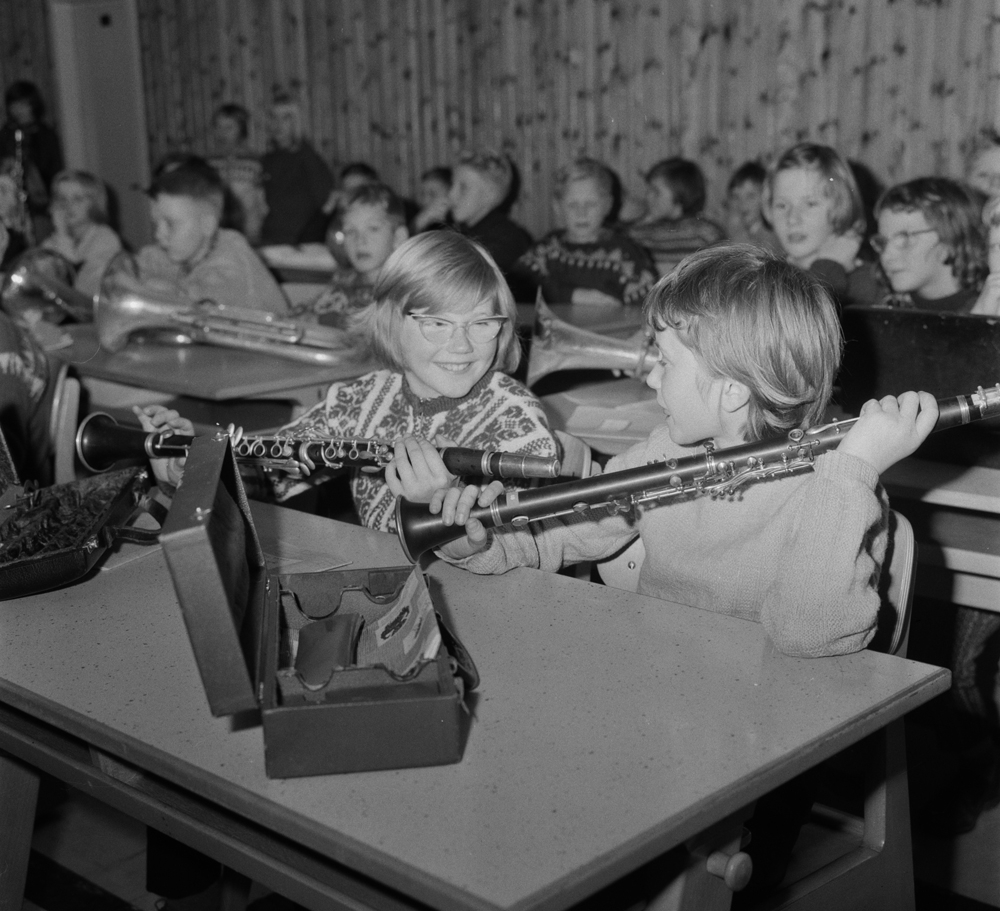 Barn som har musikkundervisning i klasserom. Skolekorps eller lignende.
To jenter med hver sin klarinett.