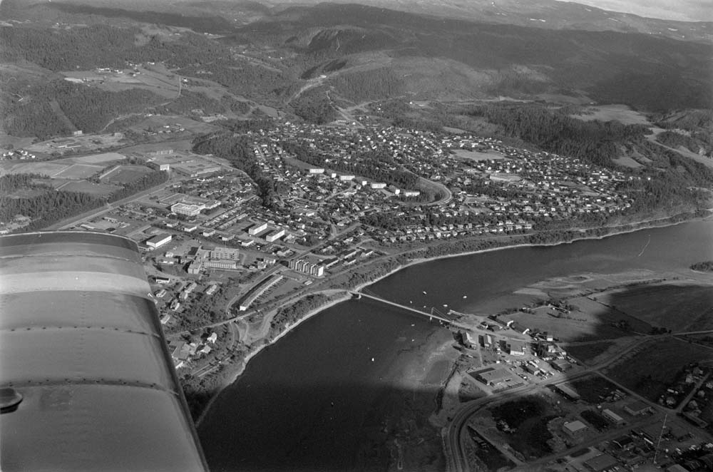 Flyfoto av Mosjøen. Nyrud, Olderskog og Andås. Vefsna, gammelbrua og deler av Øya.