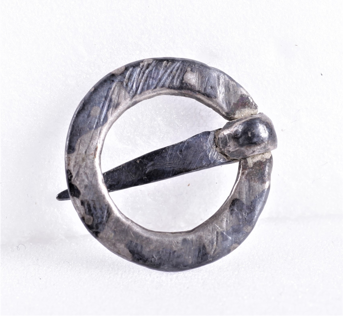Tre små spenner eller spretter, a) hjerteformet sølv, b) hjerteformet messing, c) ringformet sølv.