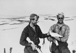 Rypejakt ved Arevatn under krigen.
Fra venstre J.Hansen og J