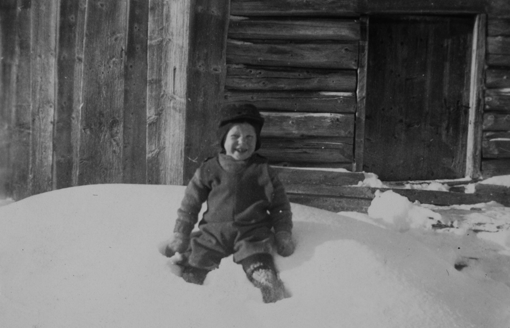 Bjørnålia rundt 1940-41. Ola Bjørnåli sittende i snøen.