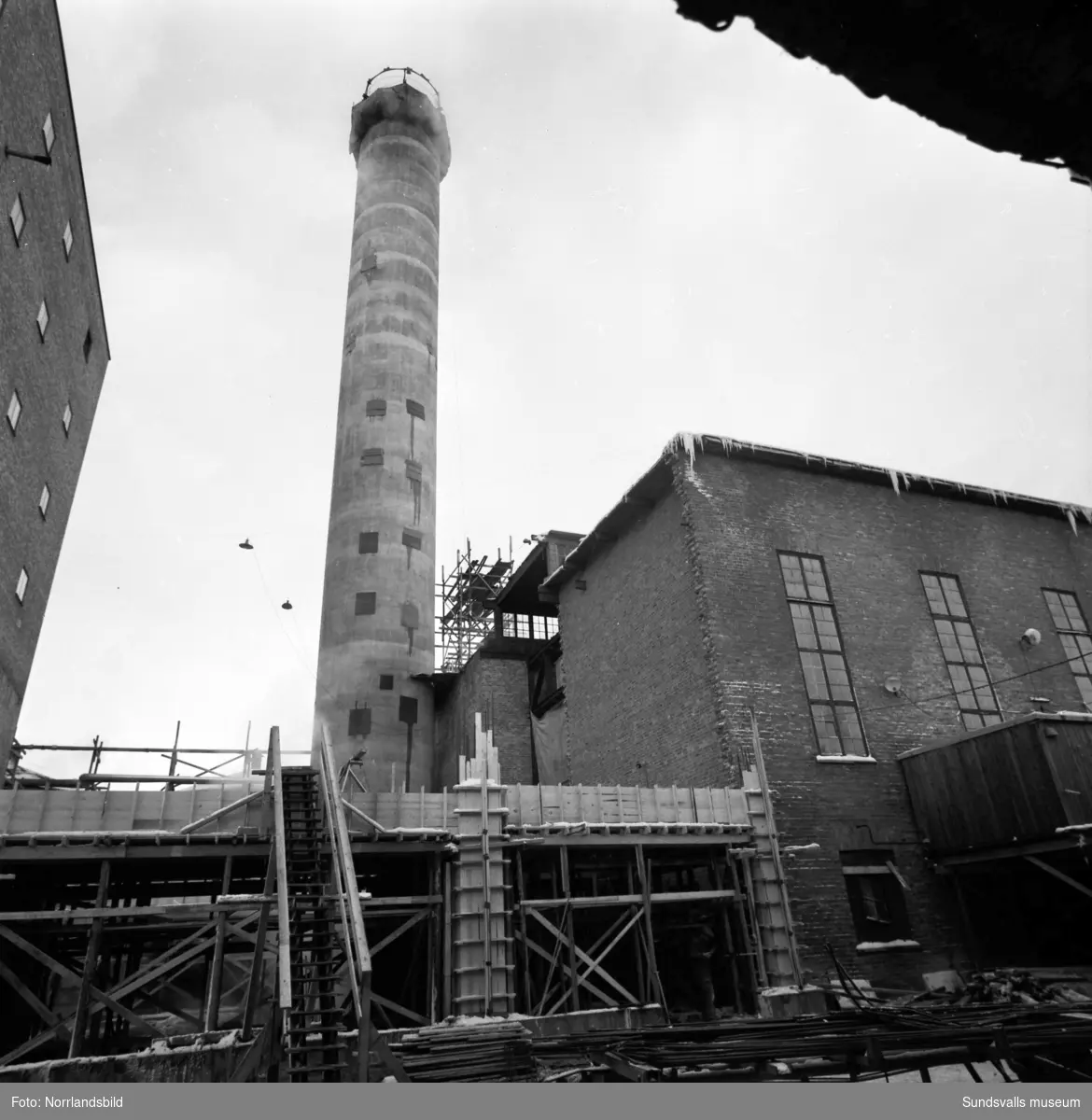 Pågående bygge av ett ångpannetorn på Östrandsfabriken.