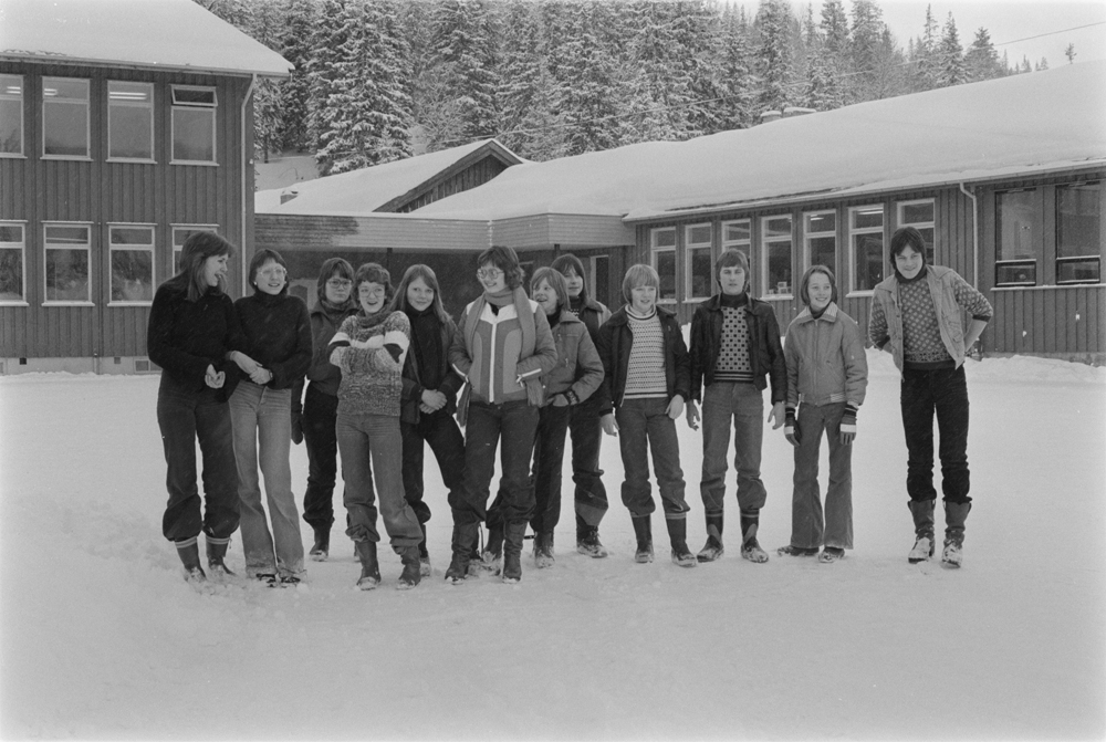 Bleikvassli skole Januar 1978. Åttendeklasse i skolegården