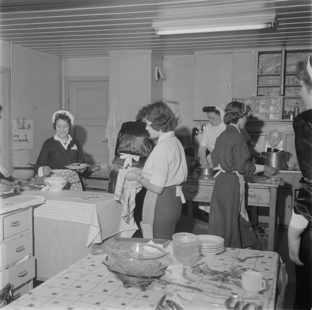 Hattfjelldal prestegjeld 100 år.
Kvinner i arbeid på kjøkkenet under middagen.