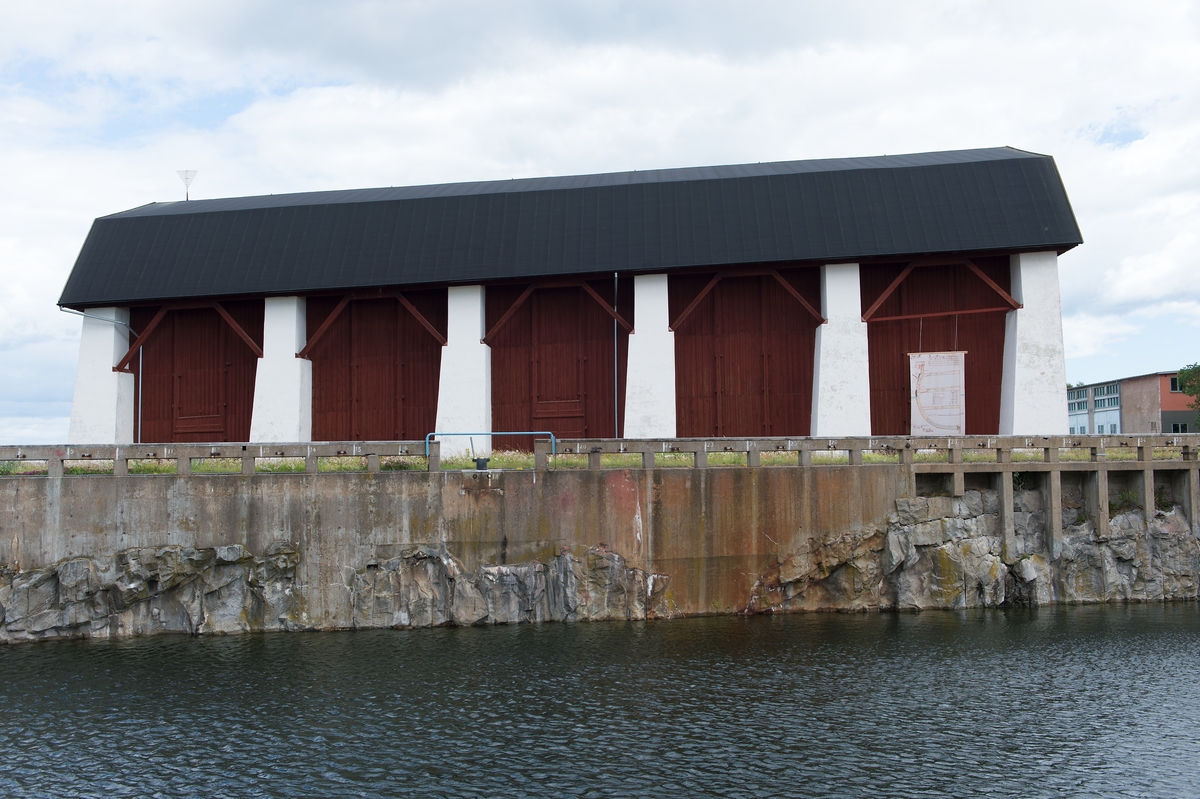 Fotodokumentation av byggnader på Lindholmen i Karlskrona. Stora skeppsskjulet uppfördes på 1760-talet och benämdes senare (1778) som Vasa skjul. Byggnaden fungerade som klimatskydd över stapelbädden. Ritningar av byggnaden från 1759 är signerade av arkitekt C J Cronstedt. I förgrunden: Vatten i Polhemsdockan.
