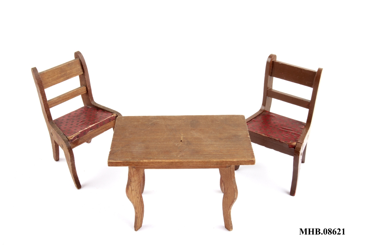Spisestuen inneholder ett  bord og to stoler.