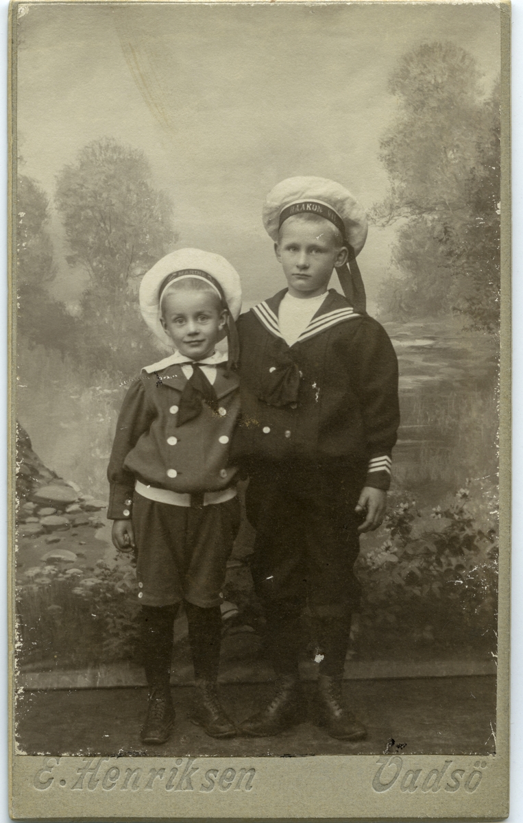 Aage og Carl Esbensen, 1906.