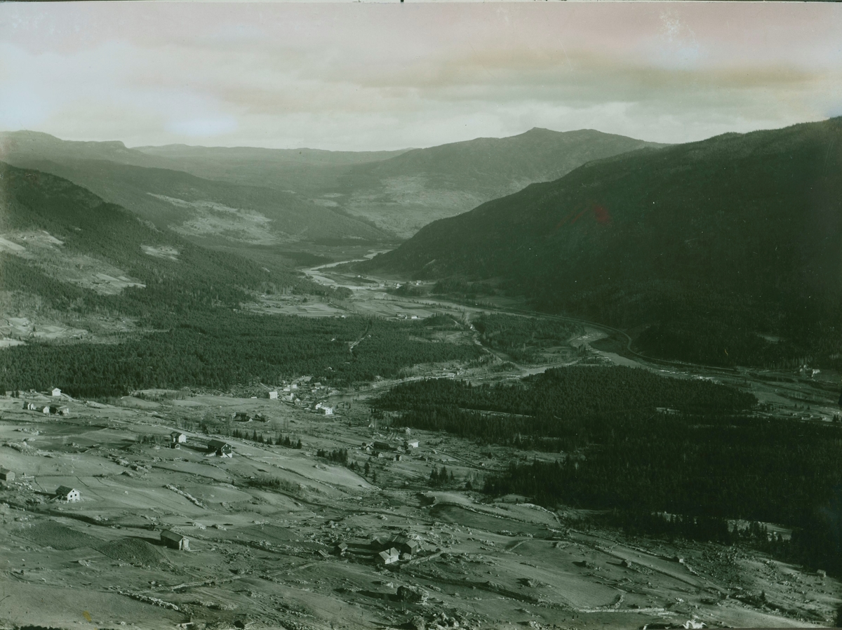 Oversiktsbilde over Gol 1913-14.
bilde er muligens tatt frå Farsetberget med utsikt utover Gol.
Tingstugu er under bygging i 1913