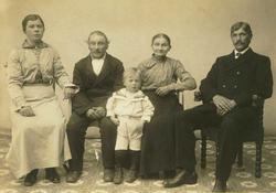 Familiebilde av tre generasjoner i 1917. Besteforeldrene Her