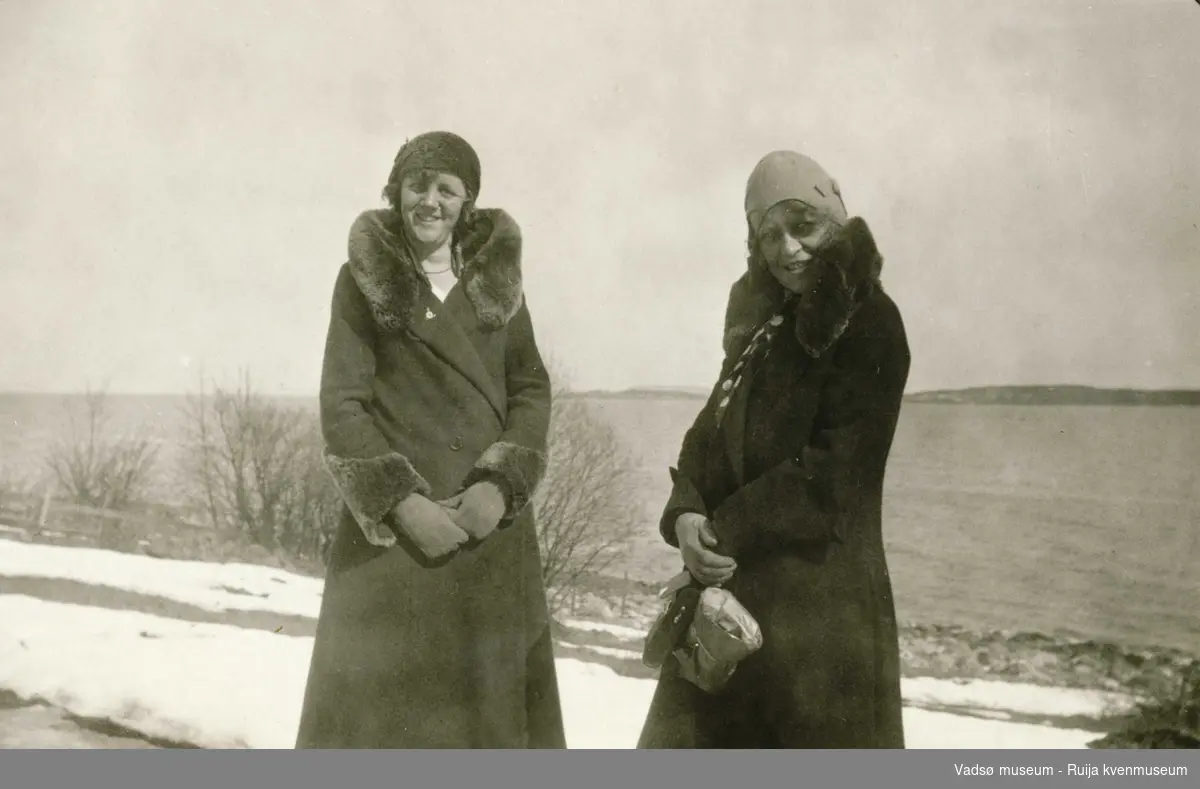 Svigerinnene Lisbeth og Laura Esbensen i Åsgårdstrand 1931.