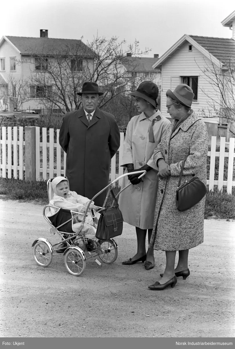 Tre voksne med et barn i barnevogn