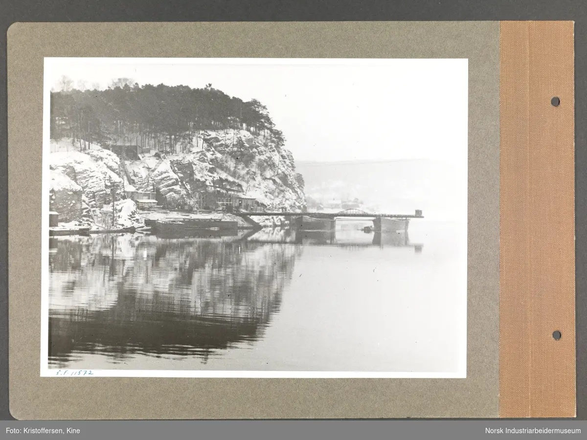 Fotoalbum med 48 sider og 48 innlimte fotografier fra Norsk Hydro på Herøya.