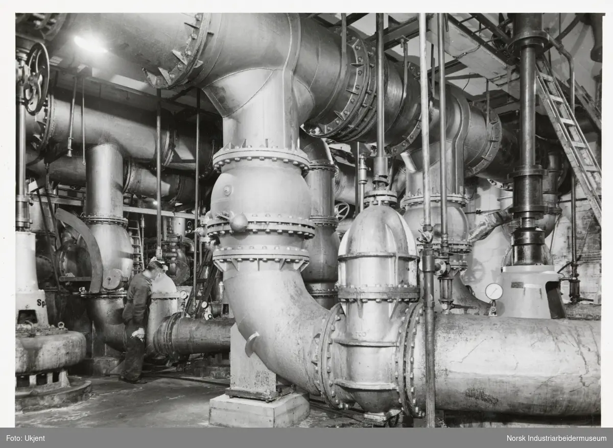 Pumpestasjon i maskinsal, pumper og ledninger i underetasje.