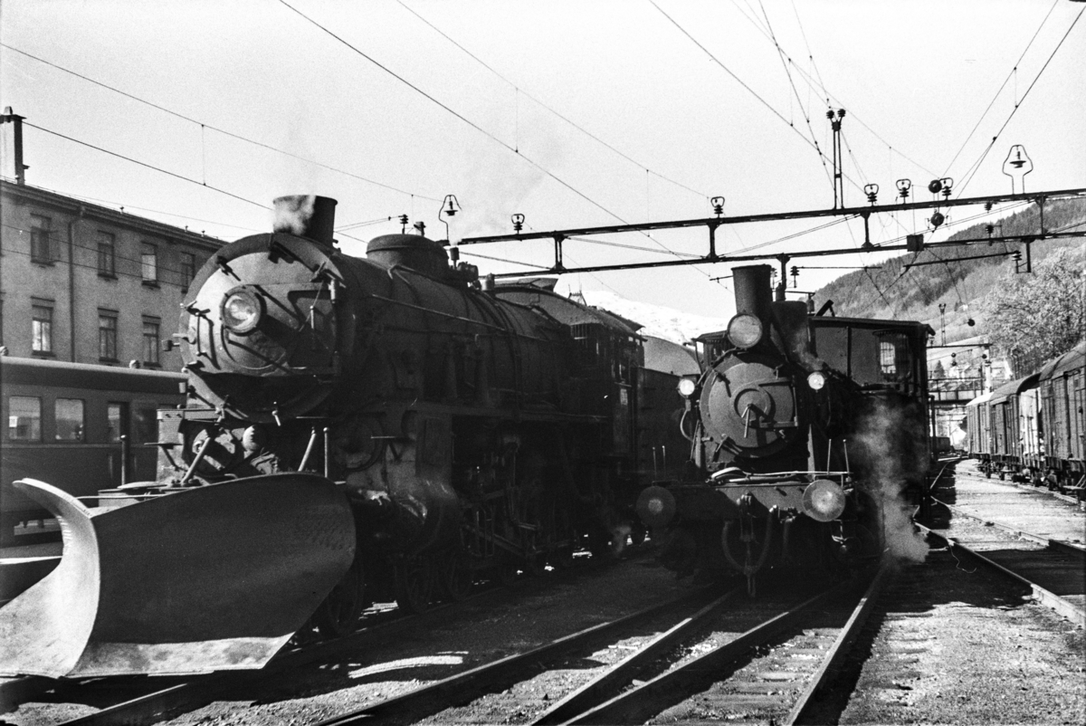 Damplokomotiv type 31b nr. 429 med ekstratog retning Ål. tog 7650, i anledning hjemreisen 2. påskedag. Til høyre damplok type 25d nr. 424.