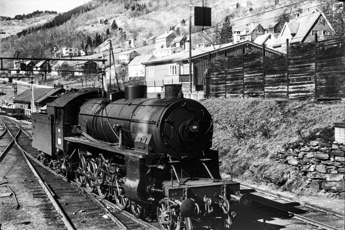 Damplokomotiv type 31b nr. 419 på Voss stasjon.