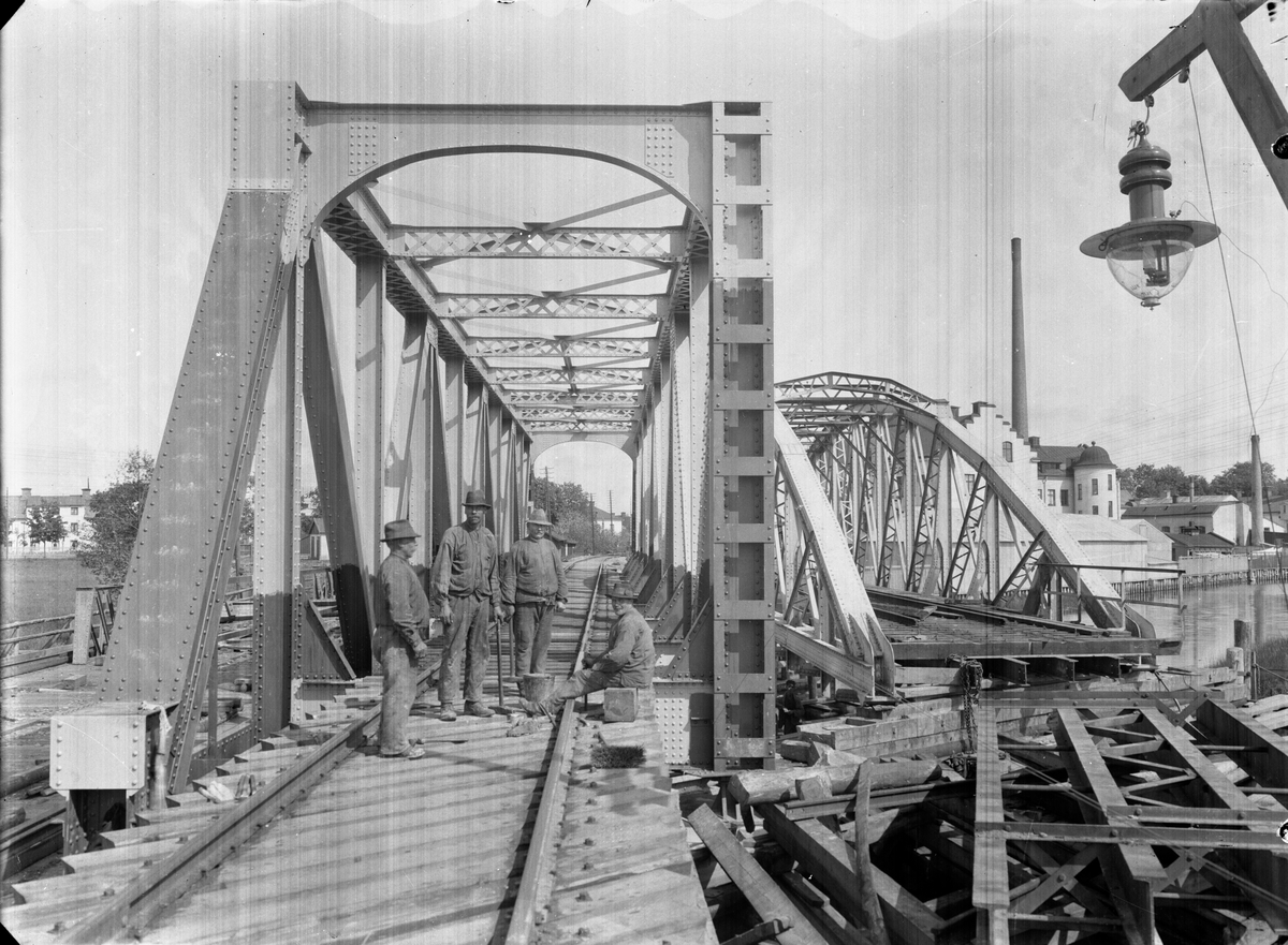 Bro över Fyrisån mellan Uppsala och Sala. Den gamla bron ersätts av en ny nitad järnbro av fackverkskonstruktion.