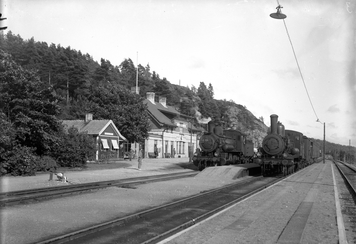 Statens Järnvägar, SJ Cd 463 och Tb 898. Station anlagd 1905. Stationshus i två våningar i sten. Bangården ombyggdes och utökades 1942.