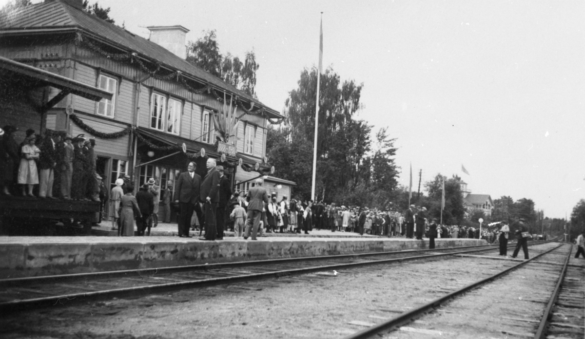 Delsbo järnvägsstation vid 50-årsjubileet 1938. Samma år fick stationen både poststation och godsmagasin, samt en modernisering av expeditionen. Stationen byggdes av SJ 1888.