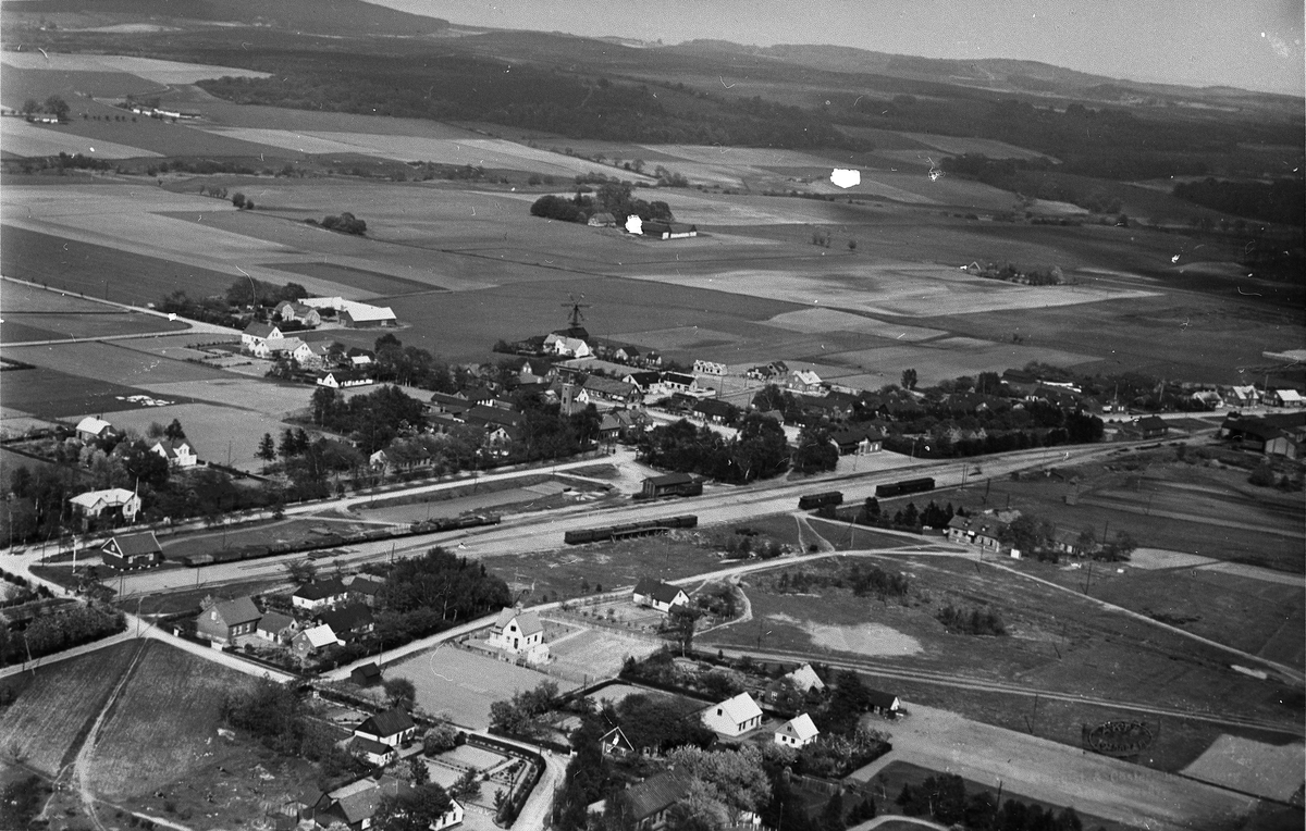 Flygbild över Genarp järnvägsstation med omnejd.