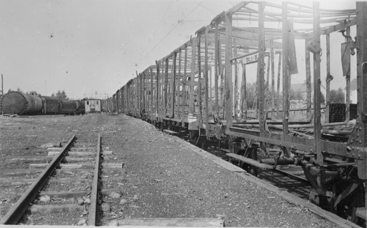 Krylbosmällen. Eldhärjade godsvagnar efter explosionen av ett tyskt ammunitionståg vid Krylbo järnvägsstation den 19 juli 1941.