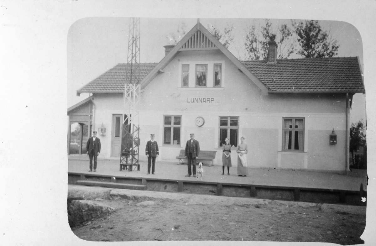 Stationen togs i bruk 1882. 6 km från Tomelilla och 10 km från Gärsnäs.