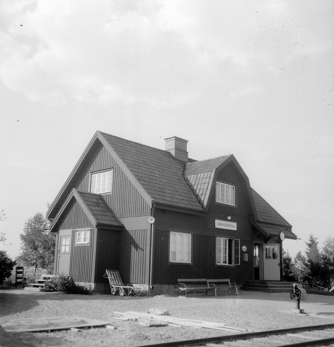 Härkeberga hållplats anlagd 1912. Tvåvånings stationshus i trä.