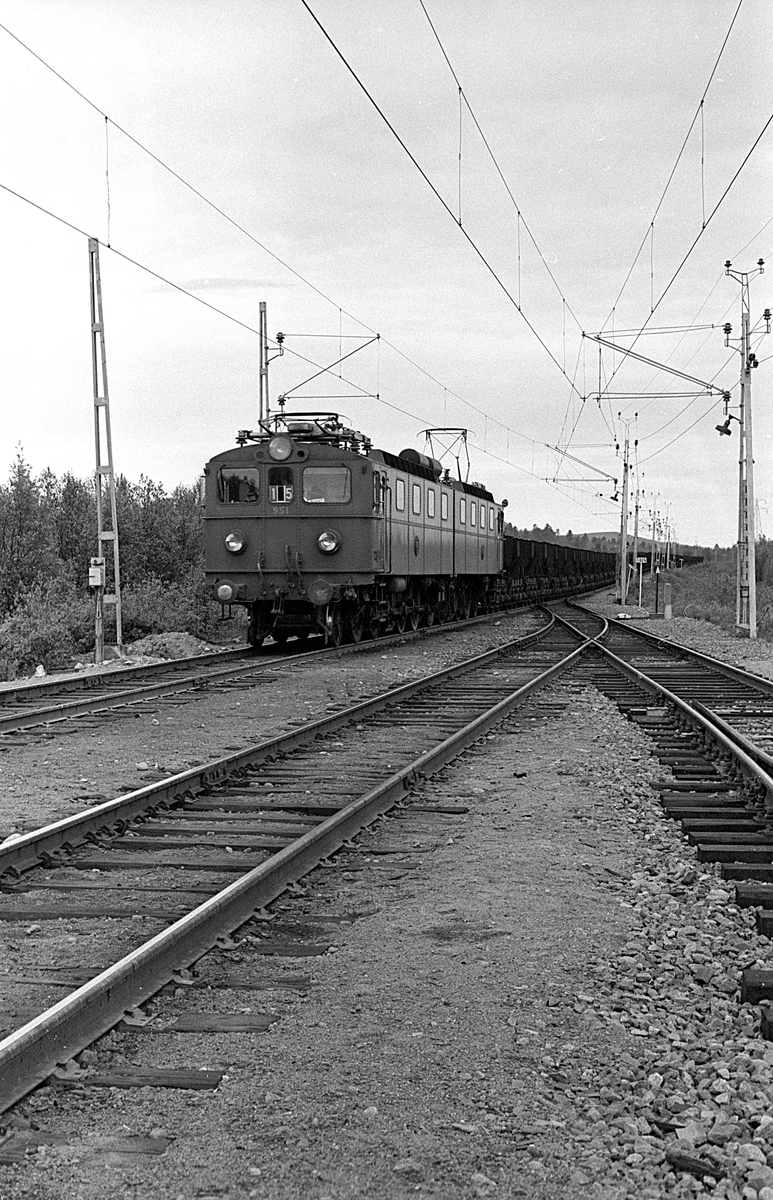 Malmtåg på väg in på Krokvik station. Statens Järnvägar, SJ Dm 951.
