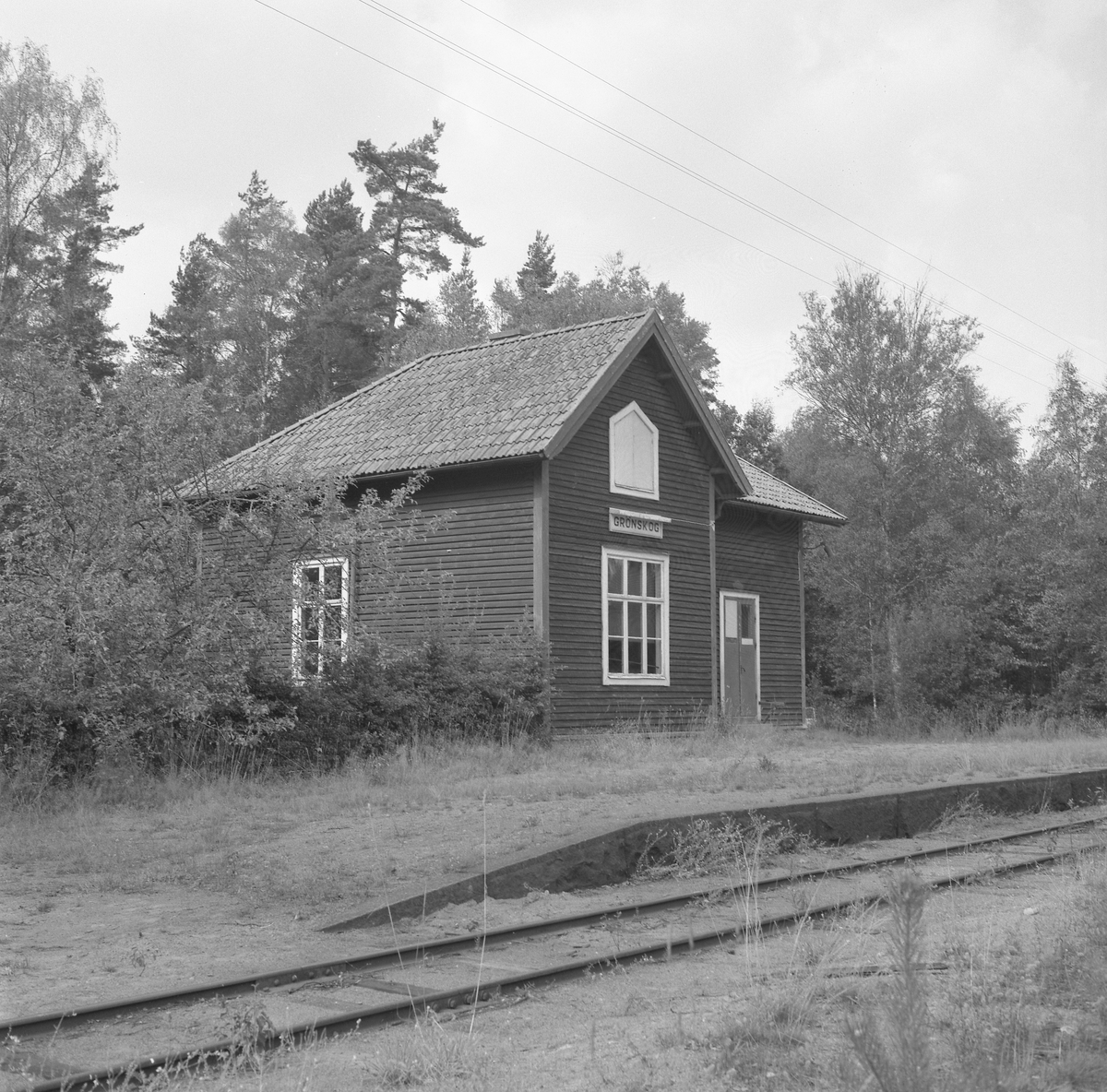 Hållplats anlagd 1905. Envånings stationshus i trä, byggt i vinkel