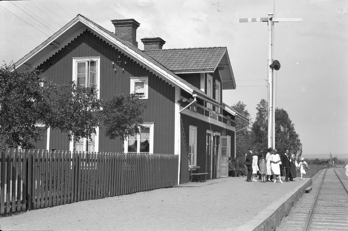 Djurås station. T-semaforen framför stationshuset visar stopp i båda riktningarna.