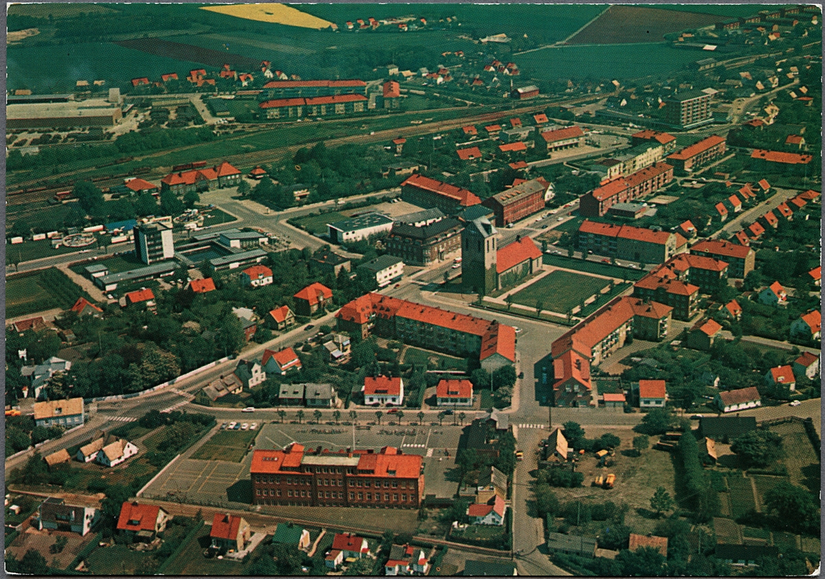 Flygfoto över Höganäs med stationsområdet i överkant.