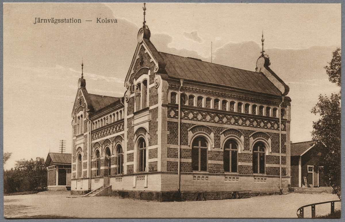 Kolsva stationshus sedd från gatusidan.