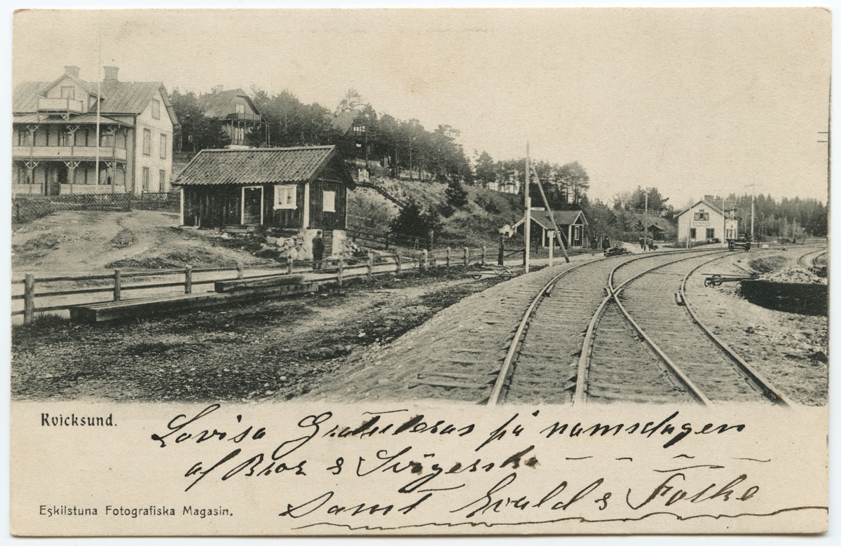 Järnvägsstationen i Kvicksund sett i riktning mot stationshuset som syns längst bort till höger i bild.