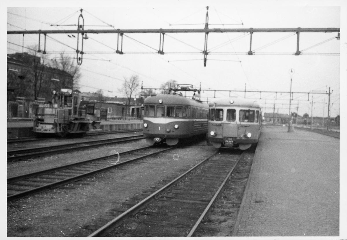 Statens Järnvägar, SJ banavdelning arbetsmaskin, Trafikaktiebolaget Grängesberg - Oxelösunds Järnvägar, TGOJ X21 1 elmotorvagn samt motorvagn SJ Y7 1249.