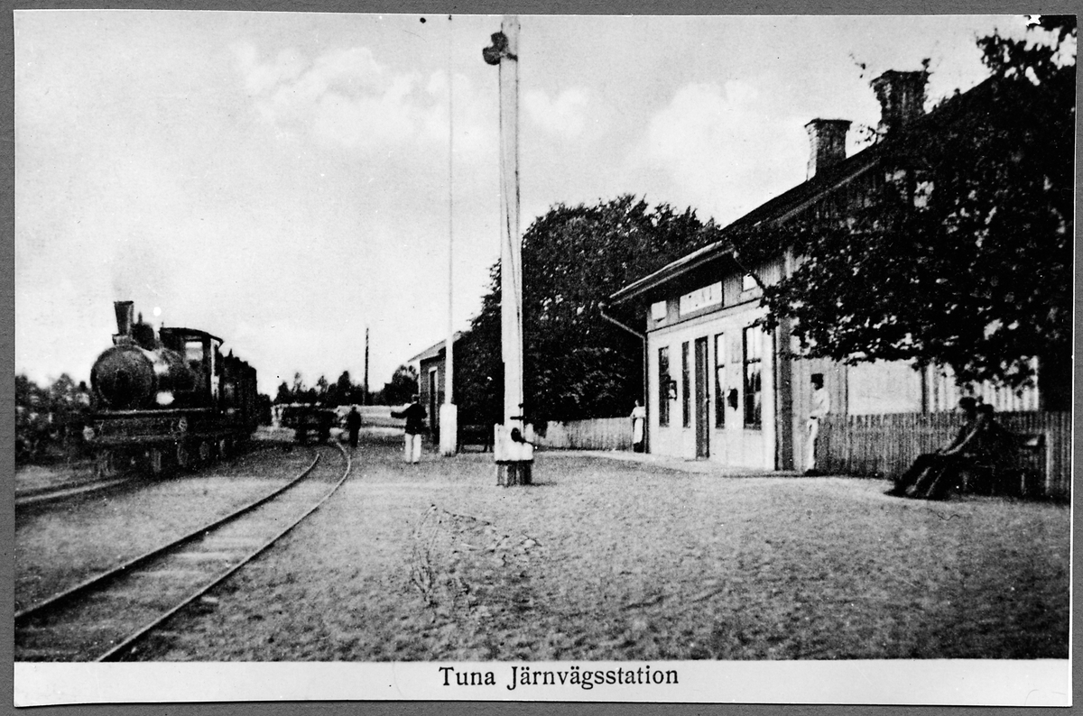 Tuna Järnvägsstation.
Hultsfred - Västerviks Järnvägar, HWJ 22 Ånglok.