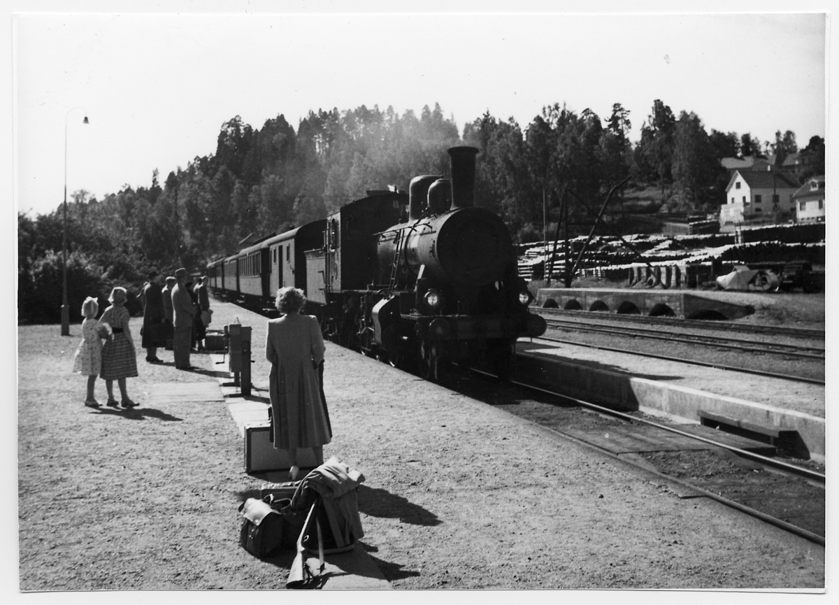 Statens Järnvägar, SJ L 808. Persontåg vid Kisa station.