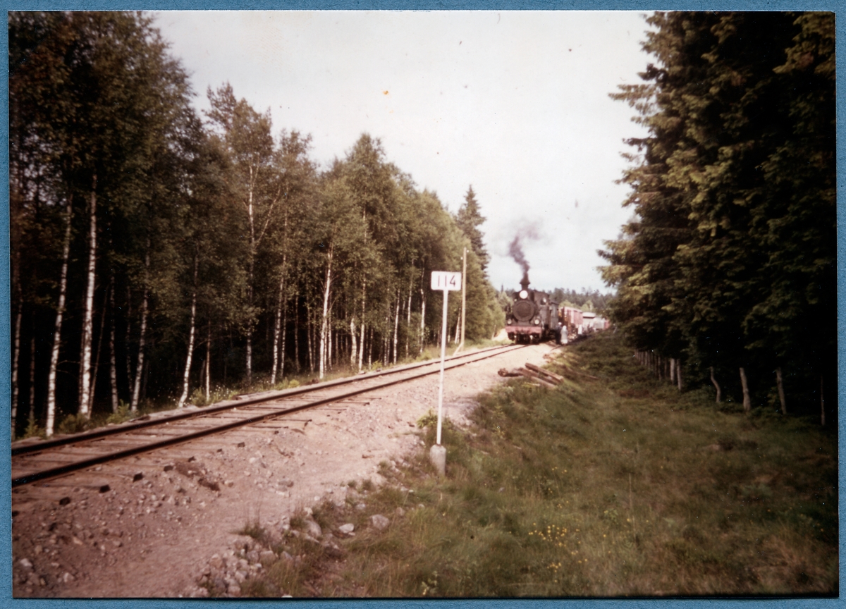 Godståg drivet av Statens Järnvägar, SJ Gp 3118 på linjen mellan Dädesjö och Brittatorp.  Loket är före detta Västergötland - Göteborgs Järnvägar, VGJ lok 21.