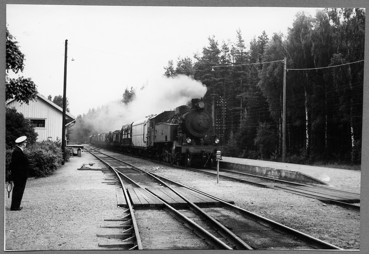 Statens Järnvägar, SJ N5 1783 passerar Silverdalens Järnvägsstation.