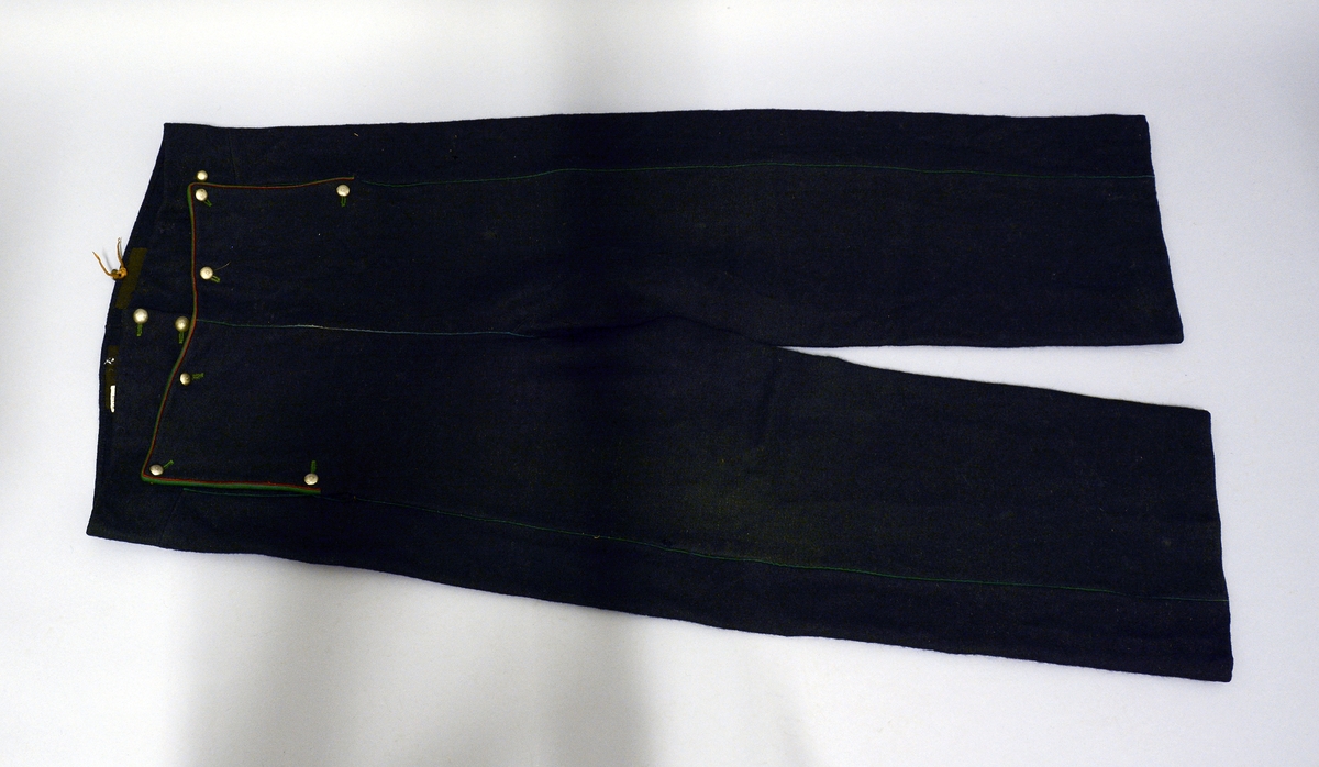 Bukse. Fra protokollen: Lange sorte bukser med kanting i grønt og rødt samt sølvknapper.