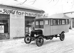 Bilforretning i Sarpsborg. Ford-forhandler. Buss av merke Fo