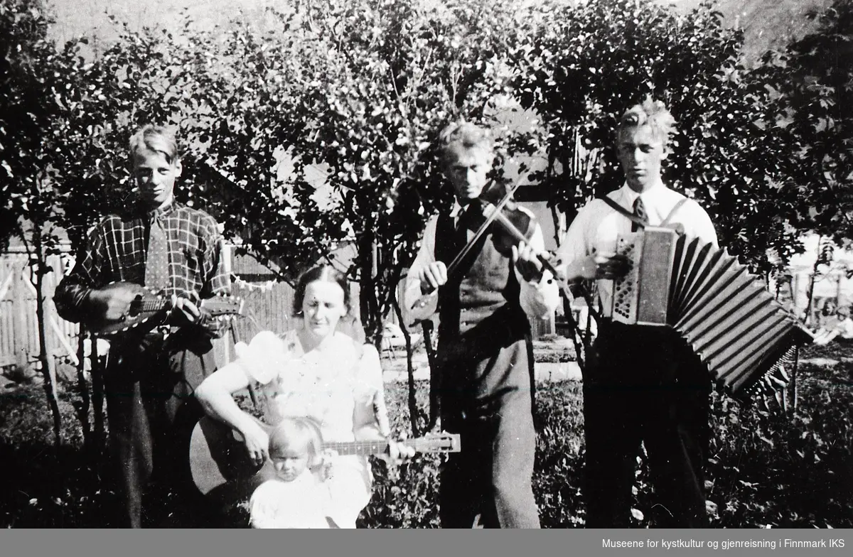 Sarnes. Musikkstund i hagen til familien Alfon Sarnes. Ca. 1939.
