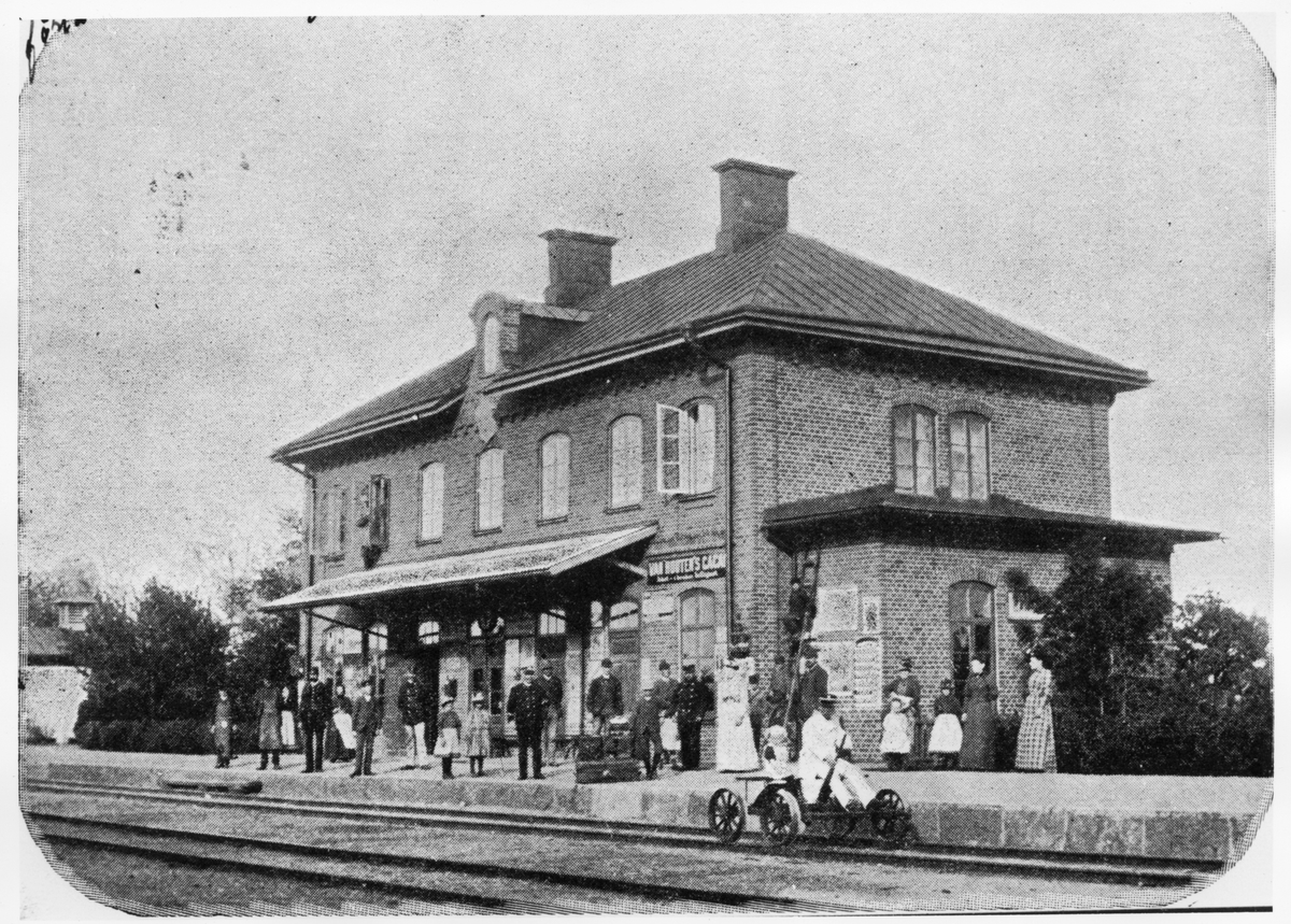 Station öppnad 1873 med tvåvånings stationshus i sten av Boxholmsmodellen. Namnet ändrat till Vikingastad på 1920-talet.