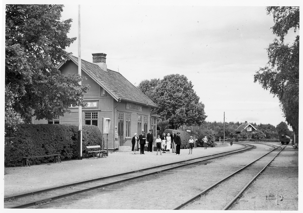 Trafikplats anlagd 1899. Stationshus i en och en halv våning i trä. 1937 företogs en utbyggnad för att skaffa plats för Pressbyråns kiosk och en bostadslägenhet.