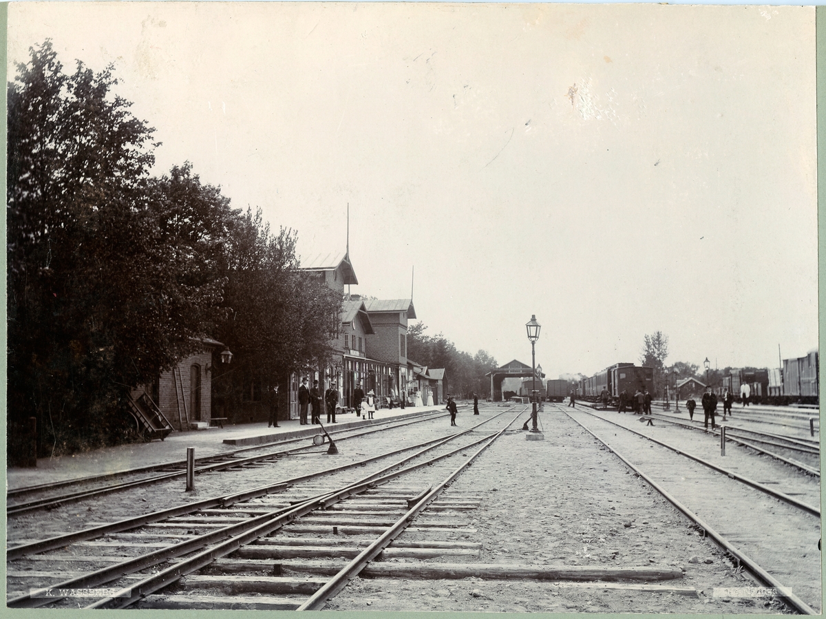 Herrljunga station öppnad 1863. Först byggdes ett litet stationshus som användes 1862 -1864. Nytt stationshus byggt 1864.